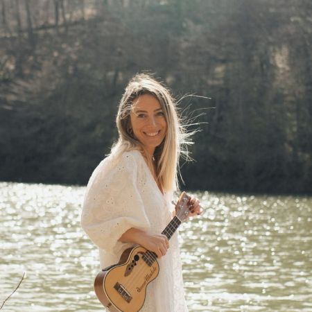 Safiye Tamirane Akasya sahnesinde