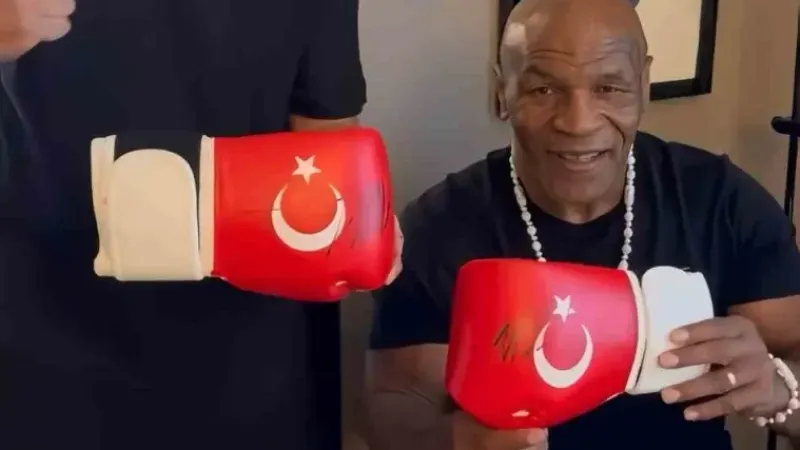 Mike Tyson, imzaladığı ay-yıldızlı boks eldivenini A Milli Takım’a armağan etti Mike Tyson, imzaladığı ay-yıldızlı boks eldivenini A Milli Takım’a armağan etti