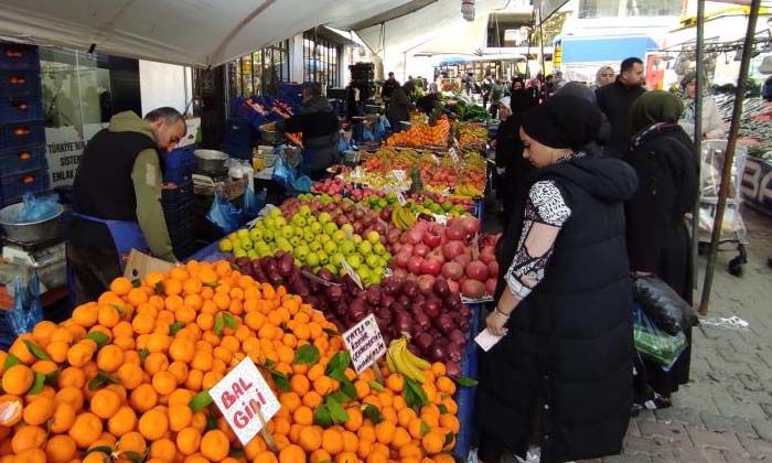 İstanbul’daki meyve ve sebze tezgahlarında bolluk yaşanıyor