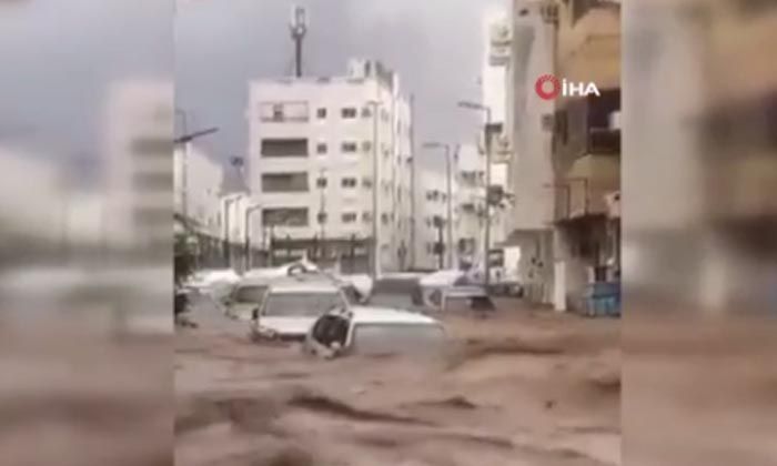 Mekke’de sel! Onlarca araç sele kapıldı
