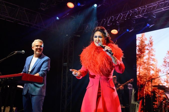 Yeni yıl öncesi Zorlu’da Nükhet Duru & Emir Ersoy coşkusu