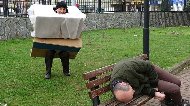 ‘Korona virüs kostümlü’ tiyatrocu sokağa çıkanları bayılttı