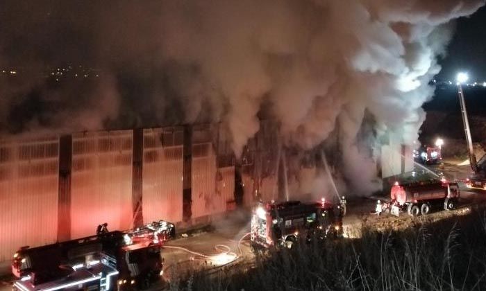 Tuzla’da geri dönüşüm tesisinde yangın çıktı, dumanlar gökyüzünü kapladı