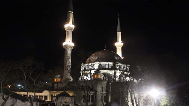 Berat Kandili’nde camiler korona virüs tedbirleri nedeniyle boş kaldı