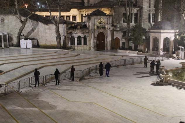 Berat Kandili’nde camiler korona virüs tedbirleri nedeniyle boş kaldı