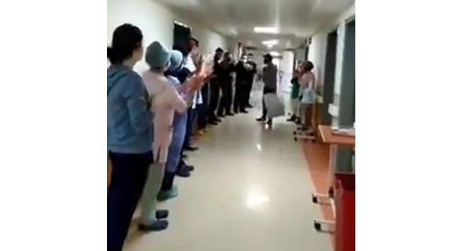 Korona virüsü yenen hastayı sağlık görevlileri alkışlarla uğurladı