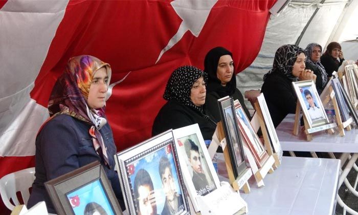 HDP önünde evlat nöbeti tutan ailelerin direnişi bin 212’nci gününde