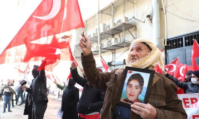 HDP binasında “Ölürüm Türkiye’m” şarkısı çalındı HDP binasında “Ölürüm Türkiye’m” şarkısı çalındı