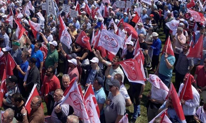 Siyasilerden EYT paylaşımı