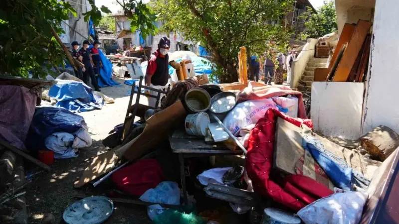 Çöp evden 42 kamyon çöp çıkardı