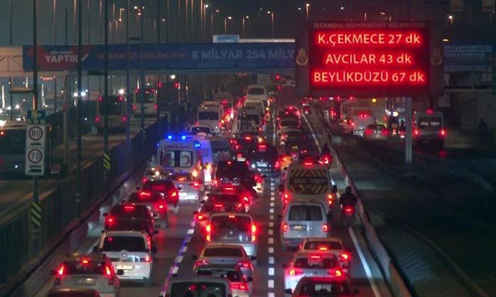 İstanbul’da yılın son iş gününde trafik yoğunluğu yüzde 71’e yükseldi