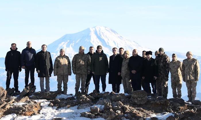 Bakan Soylu yeni yıla teröristlerden temizlenen Tendürek Dağı’nda girdi