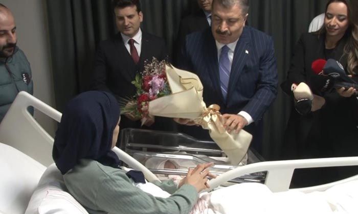 Sağlık Bakanı Fahrettin Koca yeni yılın ilk bebeklerinin ailelerini tebrik etti