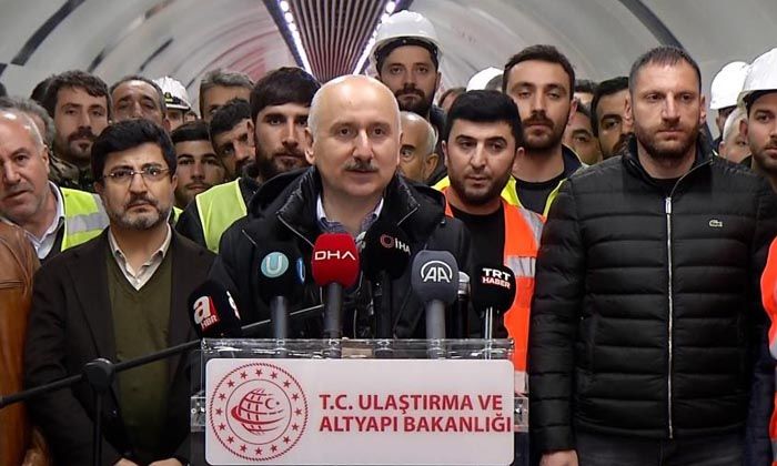 Bakan Karaismailoğlu yeni yıla metro şantiyesinde çalışan işçilerle girdi