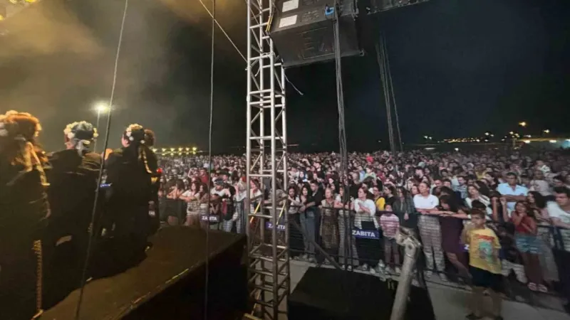 Merve Özbey binlerce kişiyi alanda bırakarak şehri terk etti Merve Özbey binlerce kişiyi alanda bırakarak şehri terk etti