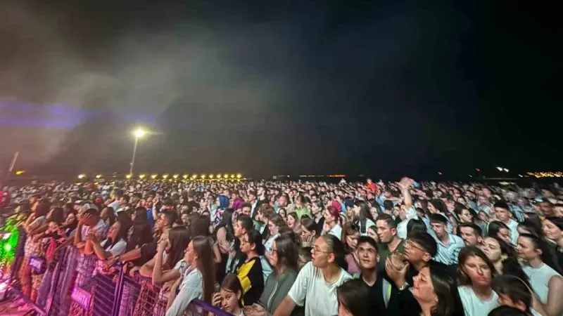 Merve Özbey binlerce kişiyi alanda bırakarak şehri terk etti Merve Özbey binlerce kişiyi alanda bırakarak şehri terk etti