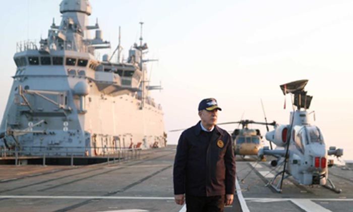 Bakan Akar, dünyanın ilk SİHA gemisini inceledi