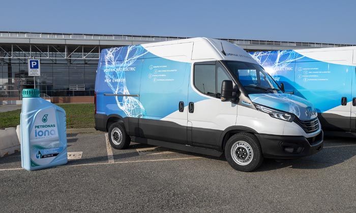 PETRONAS, IVECO ile ticari elektrikli araçlar için sürdürülebilir sıvıları tasarlıyor