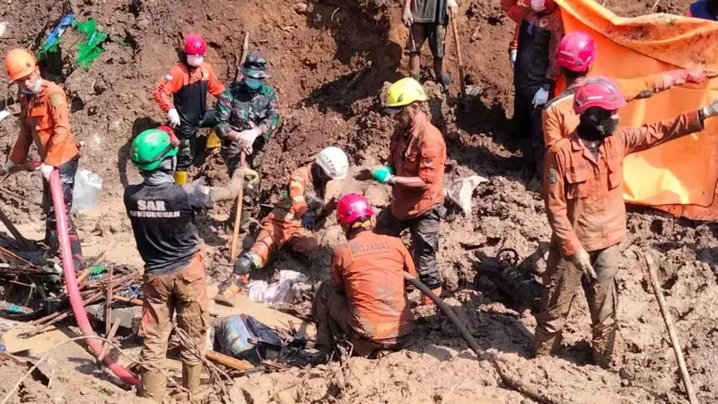 Endonezya’da altın madeninde toprak kayması: 10 ölü, 40 kayıp