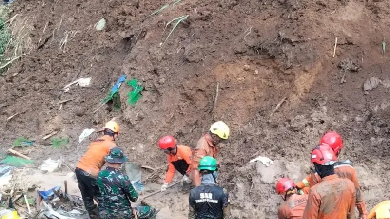 Endonezya’da altın madeninde toprak kayması: 10 ölü, 40 kayıp