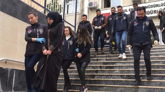 Elinde bastonla yaşlı rolü yaptı, çalıştığı evden 11 kilo altın ve para çaldı