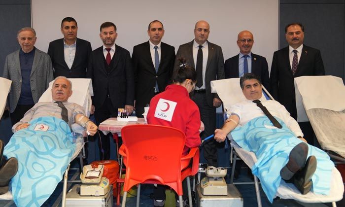 Ümraniye Belediye personeli Kızılay’a kan bağışında bulundu