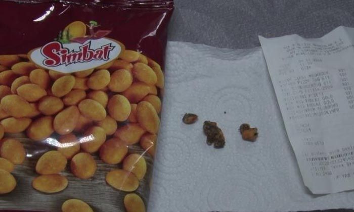 Marketten aldığı çerez paketinden çamur ve taşlı ürün çıktı
