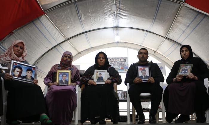 Dört yıldır evlat nöbetinde olan aileler, çocuklarının yolunu gözlüyor