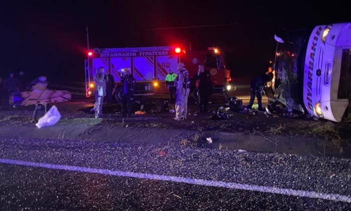 Yolcu otobüsü devrildi: 1’i bebek 5 ölü, 23 yaralı