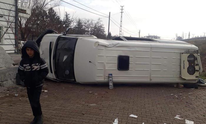 Kayseri’de yoldan çıkan minibüs evin duvarına çarptı: 1 ölü, 1’i ağır 5 yaralı