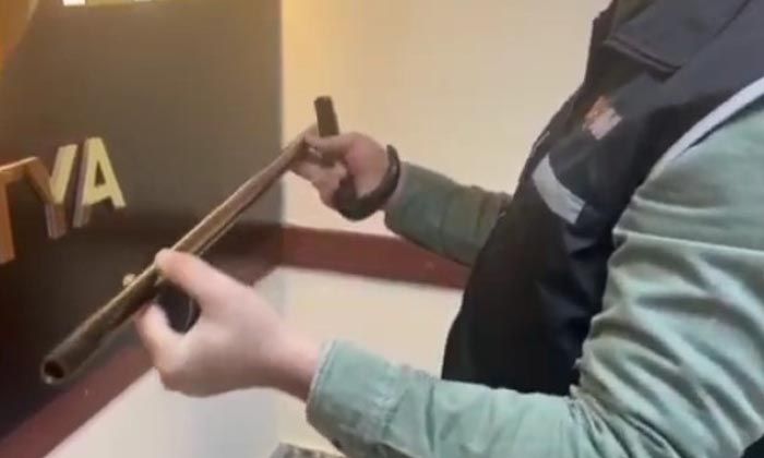 Baston görünümlü silah ele geçirildi