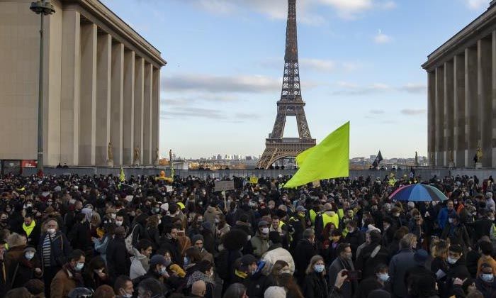 Fransa’da Sarı Yelekliler yeniden sokaklara indi