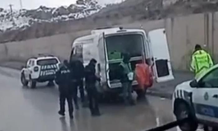 Düzensiz göçmenleri taşıyan araç kaza yaptı: 2 ölü, 6 yaralı