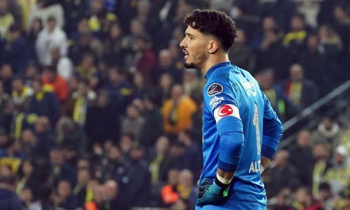 Tribünlerden kaleci Altay’a tepki