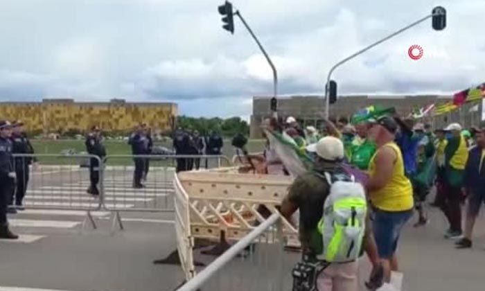 Brezilya’da Bolsonaro destekçileri Ulusal Kongre’yi bastı