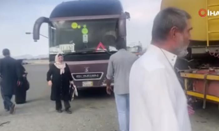 Türk umrecileri taşıyan otobüs tankerle çarpıştı