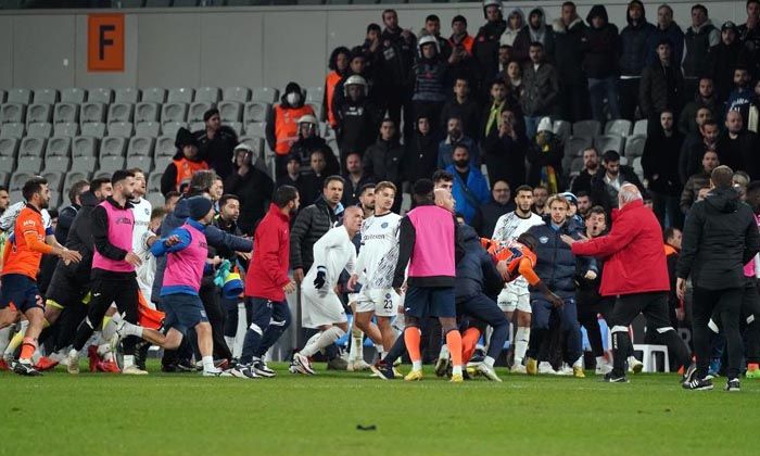 Başakşehir – Adana Demirspor maçı bitti, saha karıştı