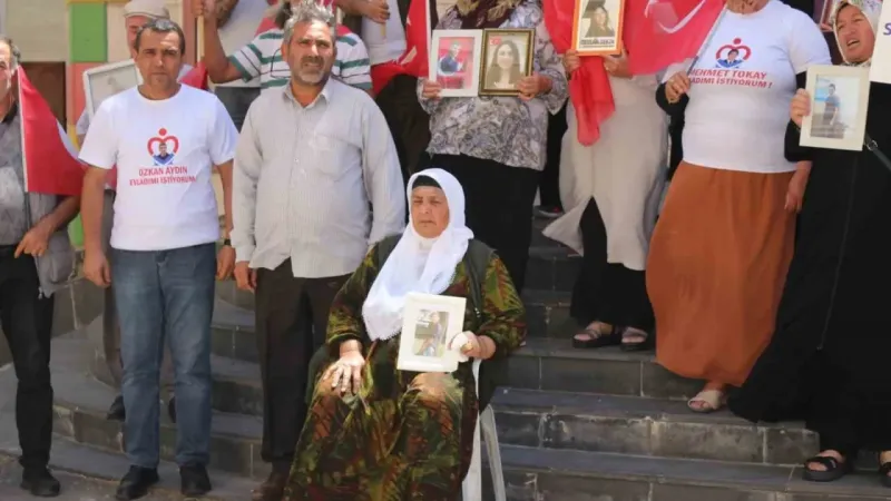 Diyarbakır annelerinin evlat nöbetine bir aile daha katıldı