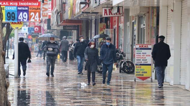 Kahramanmaraş’ta vatandaşlar ne virüs dinledi ne yağmur