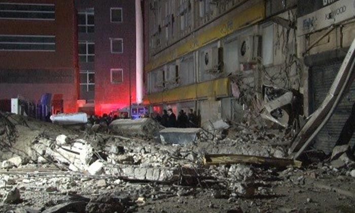 İzmir’de eski İl Emniyet Müdürlüğü binası çöktü