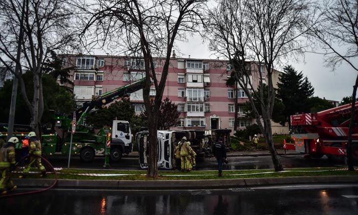 Ataköy’de LPG yüklü tanker devrildi, trafik felç oldu