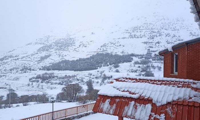 İzmir Bozdağ’a mevsimin ilk karı düştü