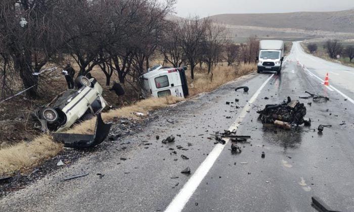 Afyonkarahisar’daki kazada 2 kişi öldü, 2 kişi yaralandı
