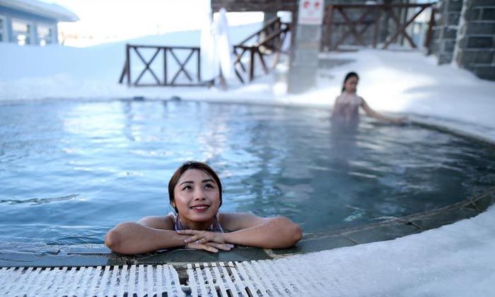 Uludağ’a gelen turistler dondurucu soğukta sıcak havuzun keyfini çıkartıyor