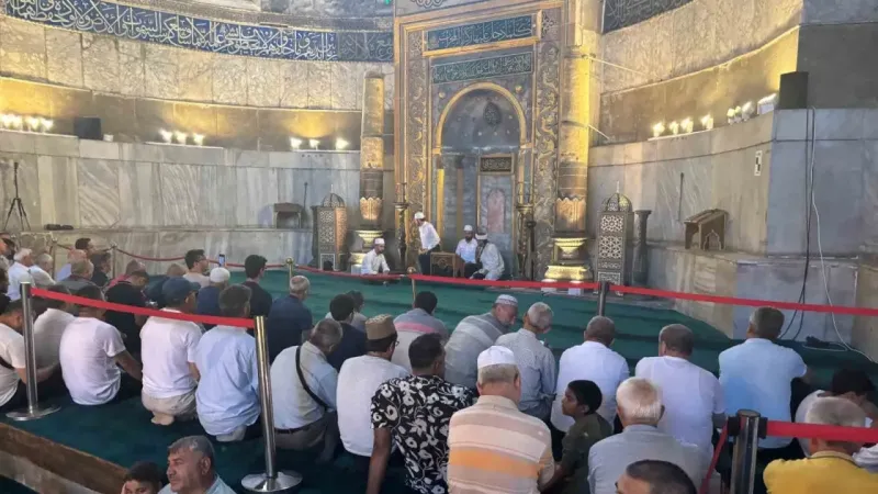 Ayasofya Camii’nde 15 Temmuz şehitleri için hatim duası okundu Ayasofya Camii’nde 15 Temmuz şehitleri için hatim duası okundu