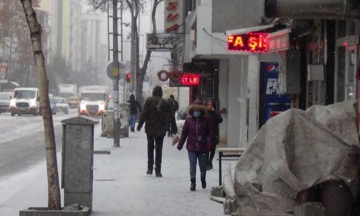 Kars’ta beklenen kar yağdı