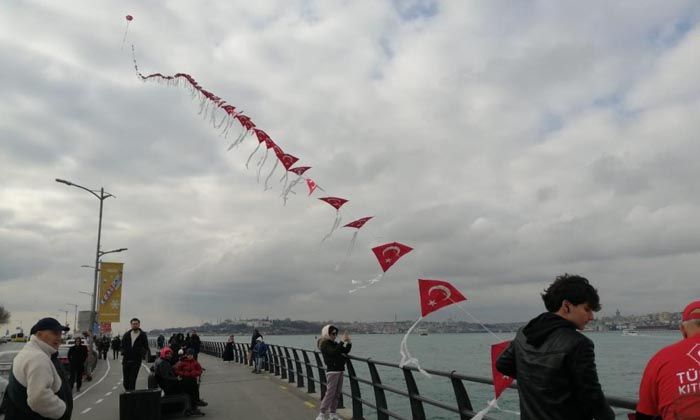 Üsküdar’da “225 metrelik Türk bayraklı uçurtma treni” gökyüzünü süsledi