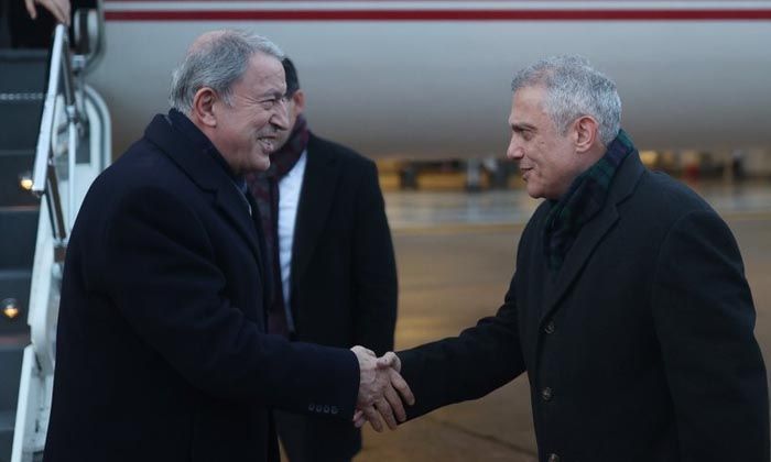 Bakan Akar, İngiliz mevkidaşının davetlisi olarak Londra’ya gitti