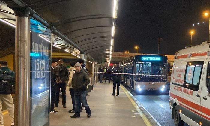 Metrobüs durağında feci ölüm