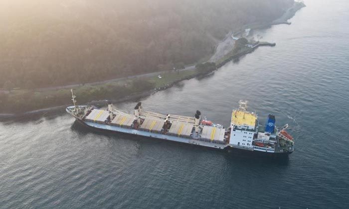 Yük gemisi karaya oturdu, Boğaz’da gemi trafiği askıya alındı